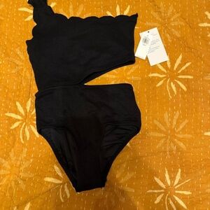 Brand new with tags Girl's size 6/7 swimsuit Old Navy